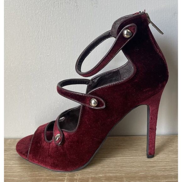 Guess Women’s Open Toe Red Velour Strappy Buttons Heels Cosplay Costume Size 7.5 - Picture 6 of 8
